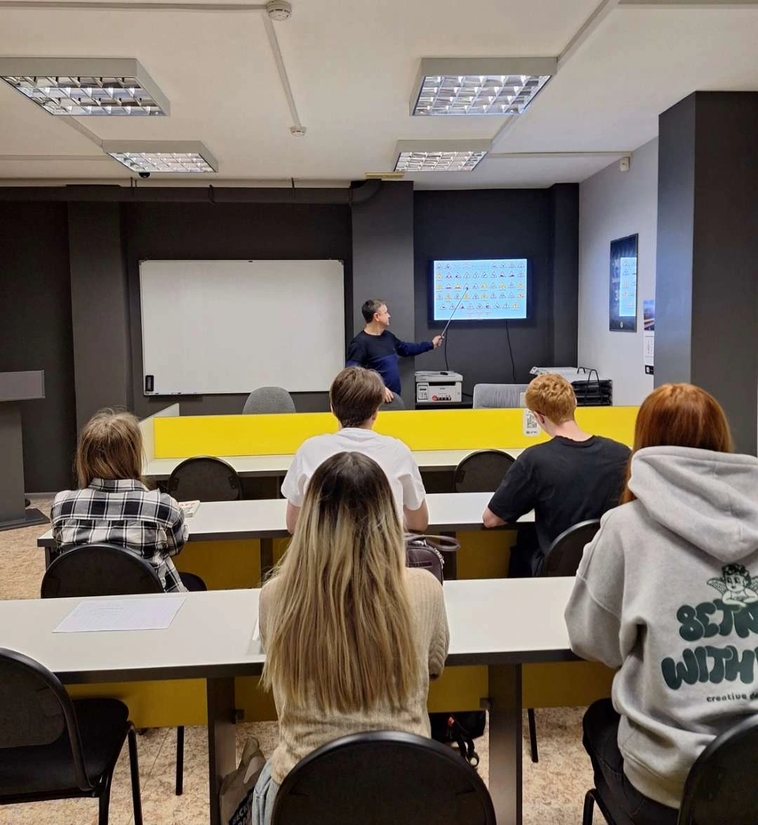 Преподаватель объясняет дорожные знаки ученикам в классе.